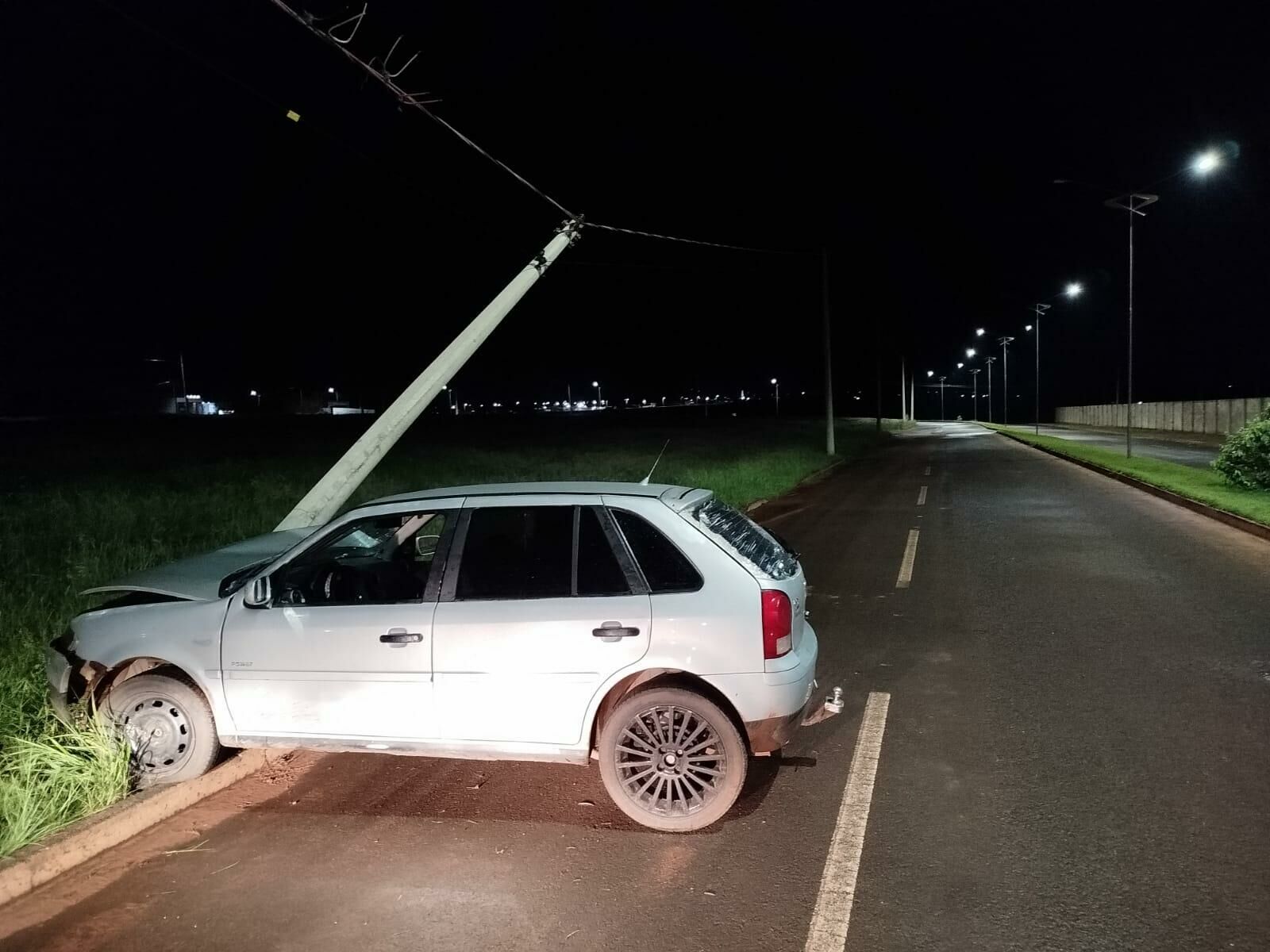 Imagem de compartilhamento para o artigo Polícia Militar encontra carro abandonado batido em poste em Costa Rica da MS Todo dia